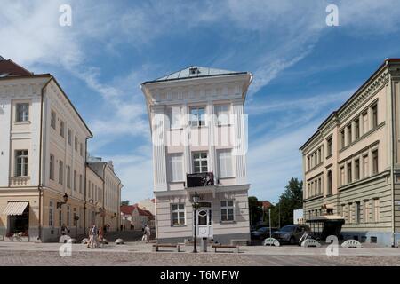 Schiefe Gebäude auf Tartu Rathausplatz Stockfoto