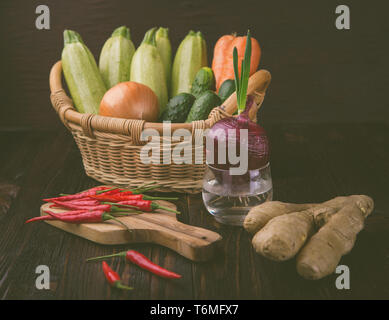 Raw detox grünes Gemüse essen auf Holz Tisch Set Stockfoto