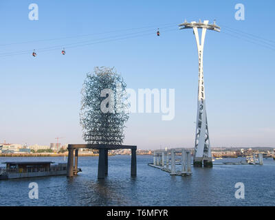 Das Quantum Cloud, einer zeitgenössischen Skulptur auf einem Sockel auf der Themse und die Emirates Air Line Seilbahn, London, UK Stockfoto