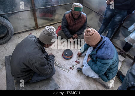 Eine lokale Würfelspiel in Spiti Valley gespielt. Chollo Abschnitte gehen Sie für Stunden zusammen während der Spiti Winter, Stockfoto