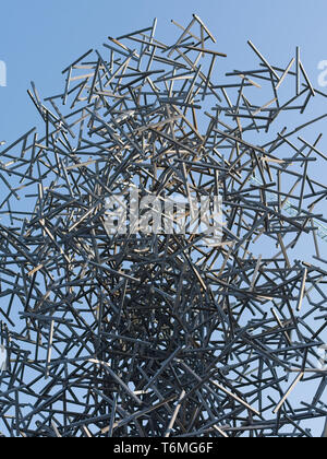 Nahaufnahme der Quantum Cloud, zeitgenössische Skulptur von Anthony Gormley. Es liegt in der Nähe des Millennium Dome in London, Großbritannien. Stockfoto