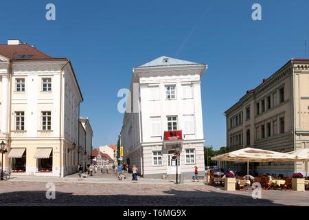 Schiefe Gebäude auf dem Rathausplatz in Tartu Stockfoto