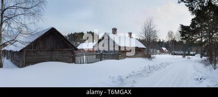 Natturi Dorf im Winter Stockfoto