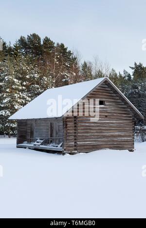 Log Building in Natturi Dorf im Winter Stockfoto