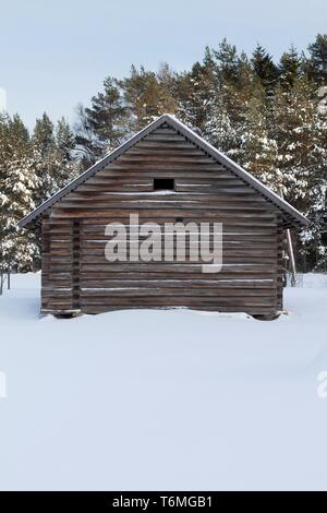 Log Building in Natturi Dorf im Winter Stockfoto