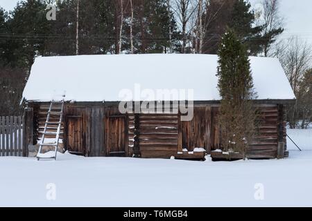 Log Building in Natturi Dorf im Winter Stockfoto