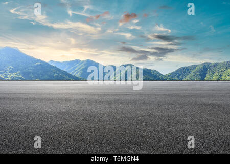 Neue Straße und Landschaft Stockfoto