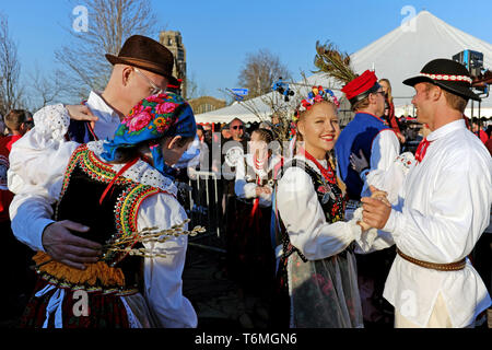 Paare, die sich auf traditionelle polnische Outfits Tanz während der 2019 Dyngus Tag Aktivitäten in Buffalo, New York, USA gekleidet. Stockfoto