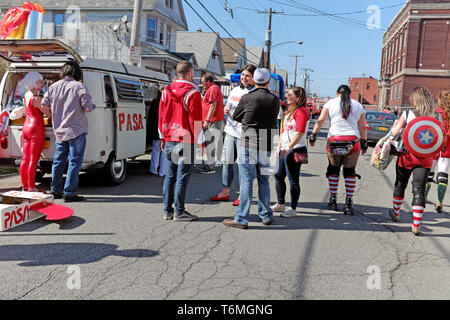 Die Teilnehmer der 2019 Dyngus Day Parade in Buffalo, New York Vorbereitungen treffen auf der Straße im Polonia Nachbarschaft. Stockfoto