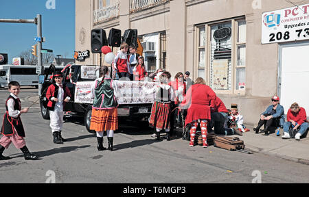 2019 Dyngus Day Parade Teilnehmer entspannen, bevor sie durch das Polonia Nachbarschaft von Buffalo, New York, USA paradieren. Stockfoto