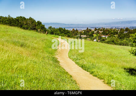 Trail auf den Hügeln von Edgewood County Park, San Francisco Bay Area, Redwood City, Kalifornien Stockfoto