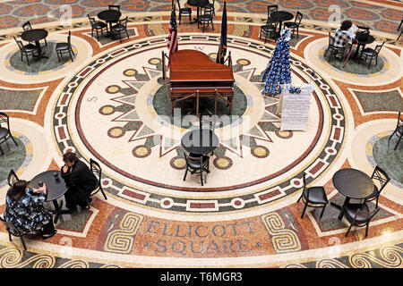 Die Lobby im Innenhof des Ellicott Square Building mit Marmormosaikboden in Buffalo, New York, USA. Stockfoto