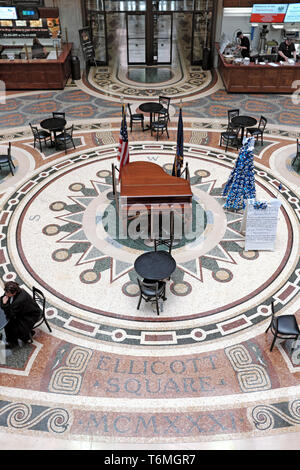 Spektakuläres Bodenmosaik im Innenatrium des Ellicott Square Building in Buffalo, New York, USA. Stockfoto