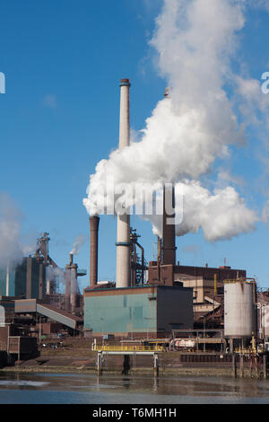 Stahlwerk mit großen Schornsteine in IJmuiden, Niederlande Stockfoto