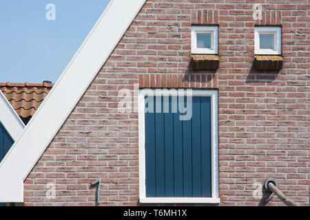 Wand mit einen großen Verschluss und zwei kleine Fenster Stockfoto