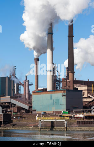 Stahlwerk mit großen Schornsteine in IJmuiden, Niederlande Stockfoto