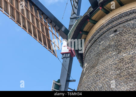 Vorderansicht bilden eine traditionellen holländische Windmühle Stockfoto