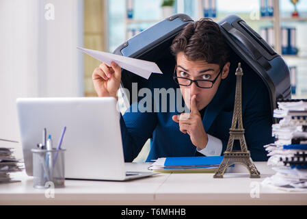 Mitarbeiter denken der Urlaub aufgrund der übermäßigen Arbeitsbelastung Stockfoto