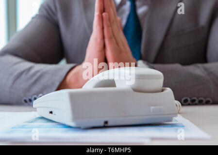 Geschäftsmann erwartet wichtigen Anruf auf dem Telefon Stockfoto