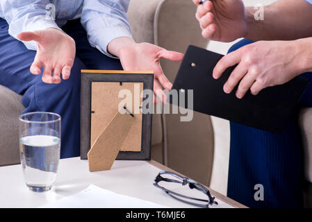 Junge Frau, die in der männlichen Psychologe für Unreciprocated Liebe Stockfoto