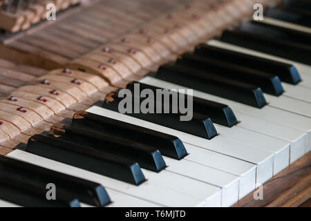 Nahaufnahme von Tasten eines alten Vintage Piano Stockfoto