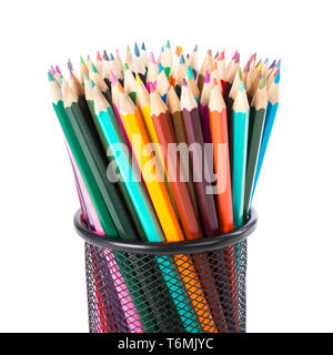 Bunte Bleistifte in einem schwarzen Korb über einem weißen Hintergrund Stockfoto