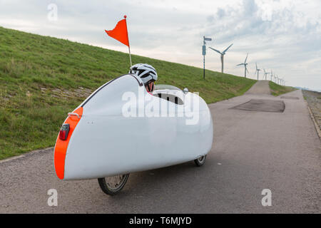 Velomobil Fahrrad entlang der niederländischen Küste Stockfoto