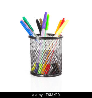 Bunte Bleistifte in einem schwarzen Korb über einem weißen Hintergrund Stockfoto