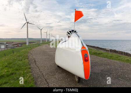 Velomobil Fahrrad entlang der niederländischen Küste Stockfoto