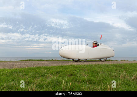 Velomobil Fahrrad entlang der niederländischen Küste Stockfoto