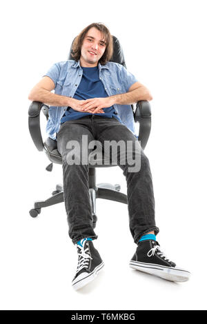 Vorderansicht der faulen Mann sitzt in einem Sessel streckte Stockfoto