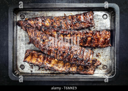 Barbecue Spare Ribs St Louis mit heißem Honig chili Marinade, Ansicht von oben in einem rustikalen Pfanne schneiden Stockfoto