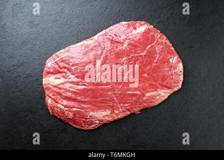 Raw trockenen Jahren wagyu Flank Steak als Draufsicht auf einem schwarzen Brett Stockfoto