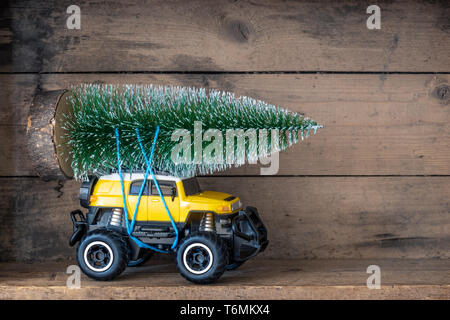 Weihnachtsbaum auf ein gelbes Spielzeugauto Stockfoto