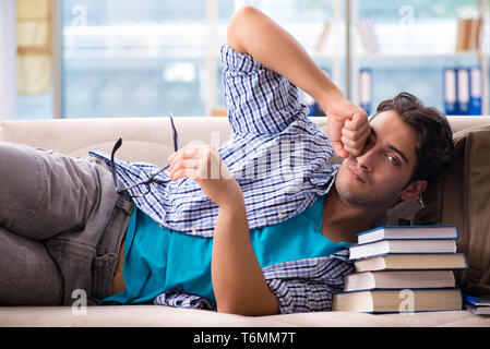 Müde Schüler auf dem Sofa Stockfoto