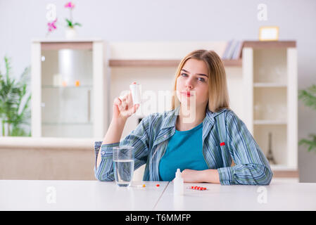 Frau Pillen, die mit dem Schmerz fertig zu werden Stockfoto