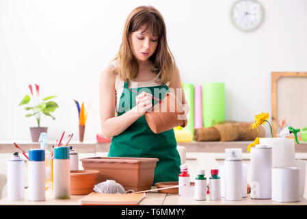 Junge Frau Dekoration Keramik in der Werkstatt Stockfoto