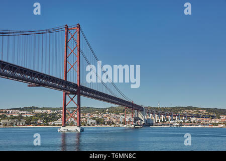 Der 25. April Brücke (Ponte 25 de Abril") ist eine Hängebrücke aus Stahl in Lissabon, Portugal, überqueren den Fluss Tagus. Es ist eines der am meisten famo Stockfoto