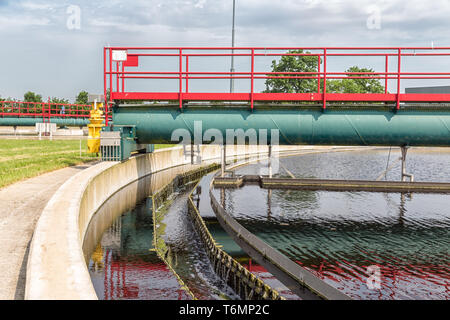 Abwasser in Nachklärbecken der Kläranlage Stockfoto