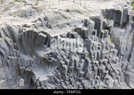 Basalt Felsformationen bei Gole Alcantara auf Sizilien, Italien Stockfoto