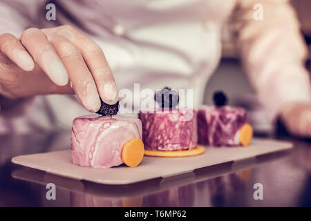 Foto auf weibliche Hand, daß Sein in der Handschuhe konzentriert Stockfoto