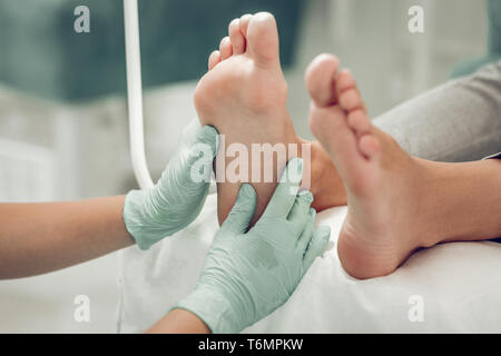 Qualifizierte erfahrene Schönheit master Arbeiten in Gummihandschuhe Stockfoto