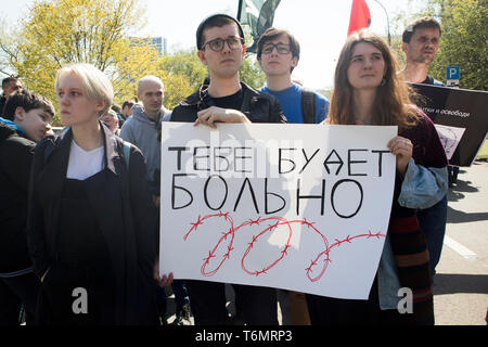 Moskau, Russland - Mai 1, 2019: Moskauer Labor Day Parade. Sie werden nicht verletzt werden. Junge Leute halten Sie ein Plakat zu protestieren, die Folter in Russland. Stockfoto