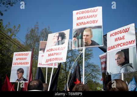 Moskau, Russland - Mai 1, 2019: Moskauer Labor Day Parade. Es ist auf die Plakate geschrieben - die Freiheit der politischen Gefangenen. Junge Leute halten Plakate zu p Stockfoto