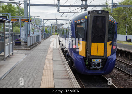 Ein scotrail Klasse 385 Hitachi Zug wartet am Bahnsteig 2 des Sprinburn Bahnhof während der Ausführung einer Dienstleistung Cumbernauld Stockfoto