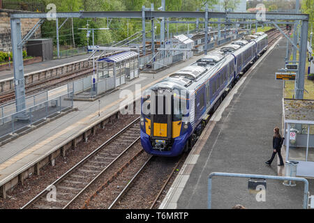 Ein scotrail Klasse 385 elektrische Zug auf Gleis 1 des Springburn Bahnhof in der nördlich von Glasgow Stockfoto