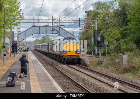 Eine Class 37 Lokomotive wird von einem Zug Enthusiast ziehen und der srps Strangleitung Gesellschaft rail Tour an Lochwinnoch Bahnhof fotografiert. Stockfoto