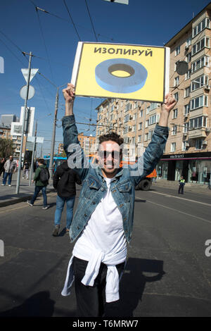 Moskau, Russland - Mai 1, 2019: Russland feiert die absurd und unlogisch am jährlichen Monstration. Aktivist mit einem Plakat: Isolieren. Internet isolation Stockfoto