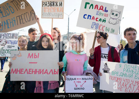 Moskau, Russland - Mai 1, 2019: Russland feiert die absurd und unlogisch am jährlichen Monstration. Aktivisten mit einem Poster: Pat von Katzen, speichern Russland Stockfoto