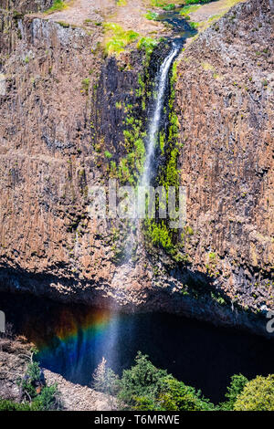 Phantom Wasserfall Drop off über vertikale Basalt,Tafelberg Naturreservat, Oroville, Kalifornien Stockfoto